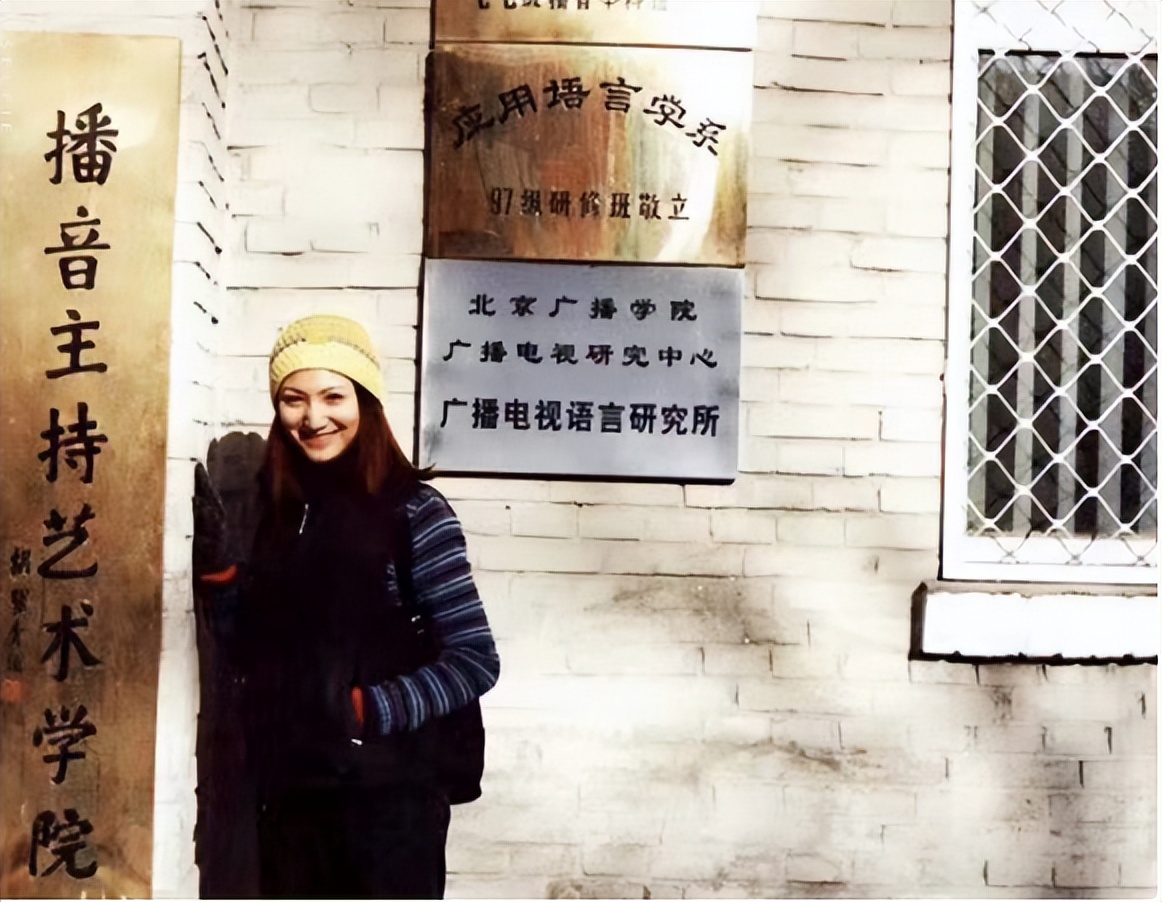 她，前湖南台一姐，22岁全身瘫痪，何炅为她募捐，今43岁无人娶？