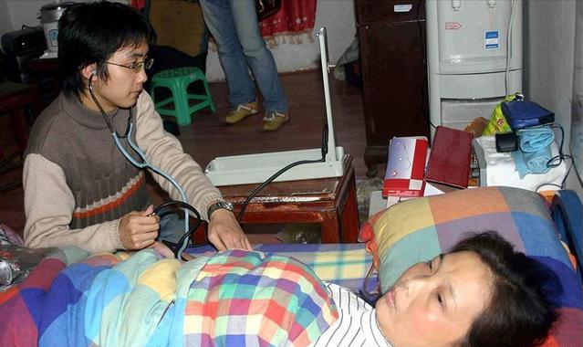 17年前，浙江19岁男孩背着母亲上大学，29岁不顾反对变性为女人