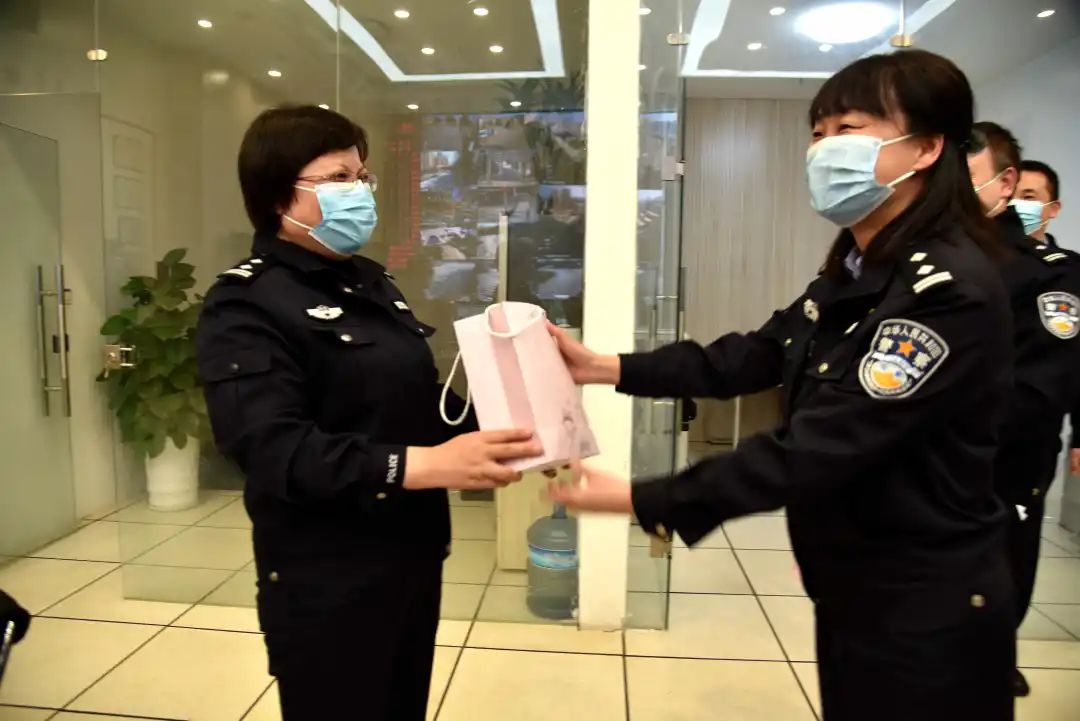 奉献在岗位 慰问到一线 | 西安公安长安分局开展“三八”国际妇女节主题慰问活动