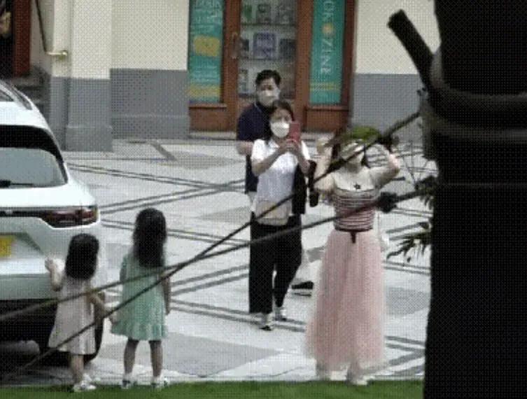 郭富城一家出游其乐融融，俩女儿穿姐妹装活泼可爱，岳父很显年轻