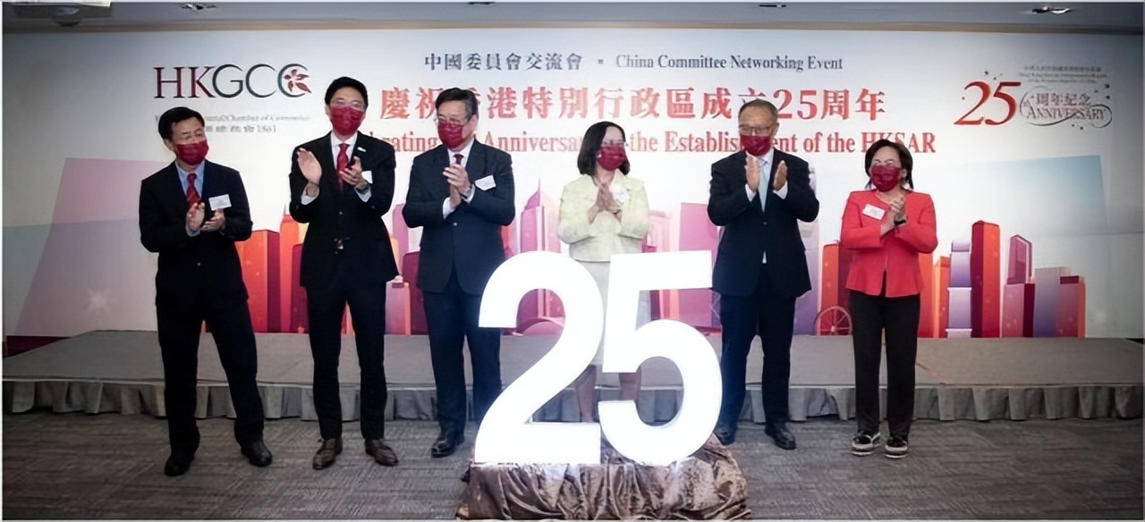 霍启山亮相有大将范！穿西装秀笔挺身材，比哥哥霍启刚更帅