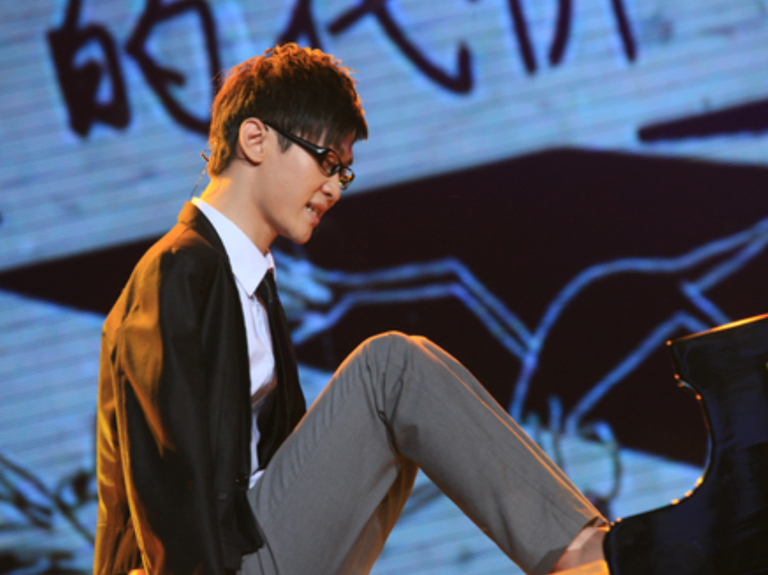 2008年，北京一无臂小伙用双脚弹钢琴火爆全网，成名后却选择退隐