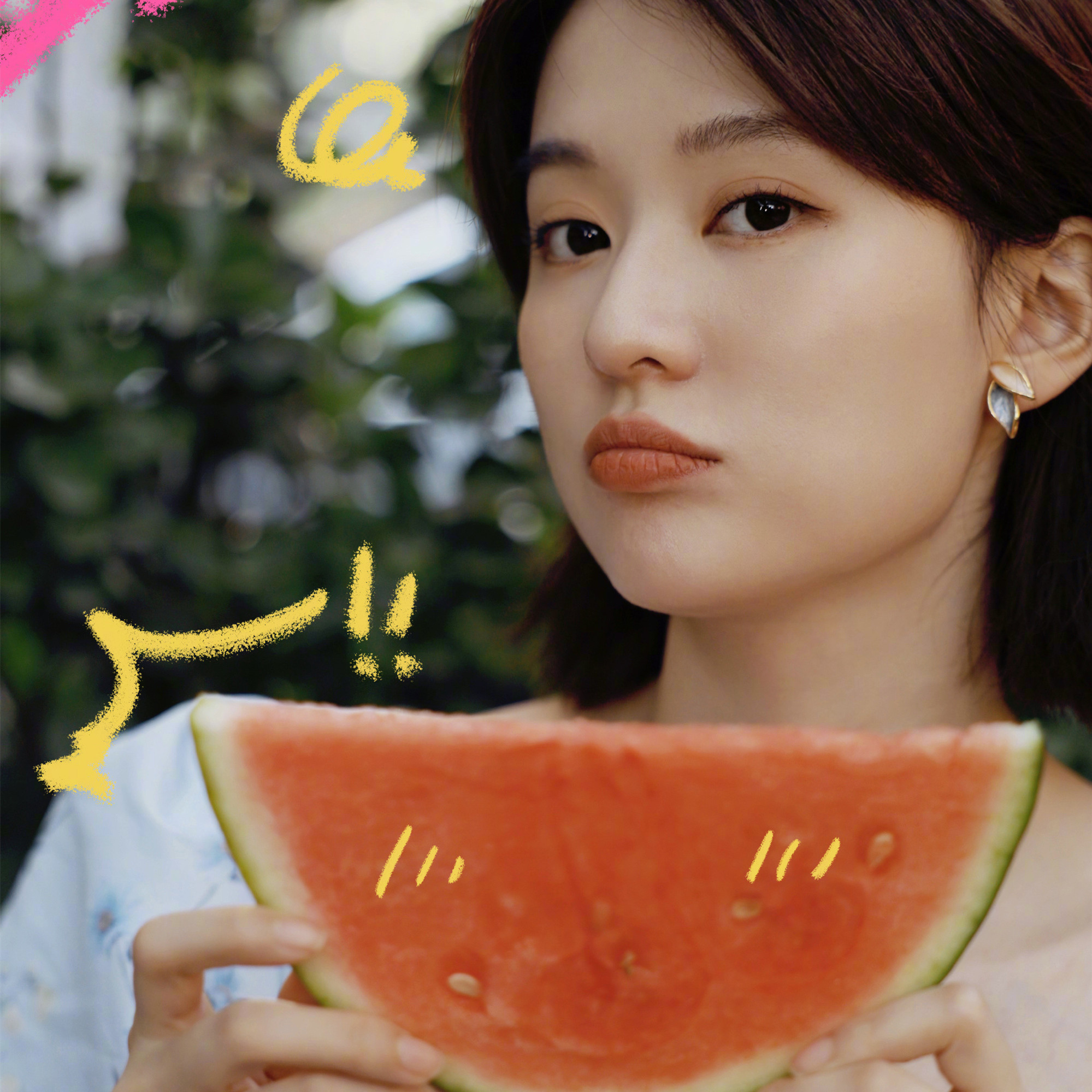 乔欣搞怪拿西瓜美照俏皮可爱