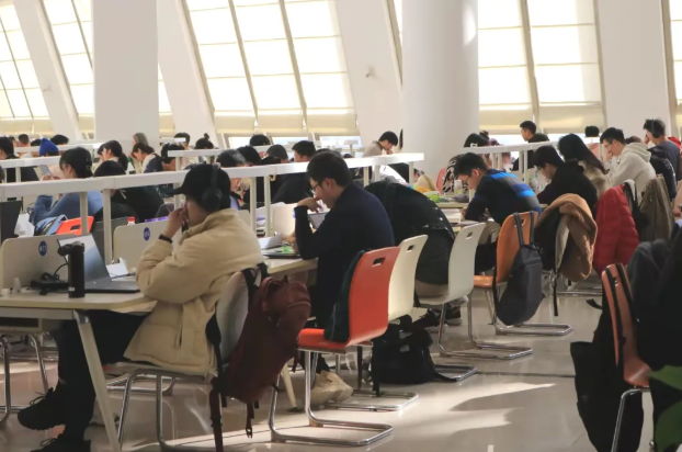 光明日报关注！上海超暖大学：向学生发放万元补助，图书馆24小时“不打烊”