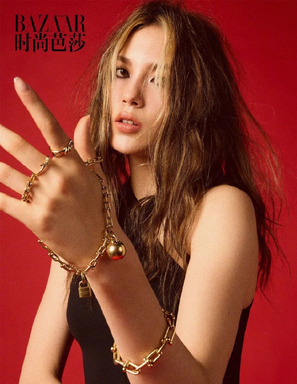 谷爱凌身穿吊带皮衣大秀魔鬼身材！混血美女太性感火辣