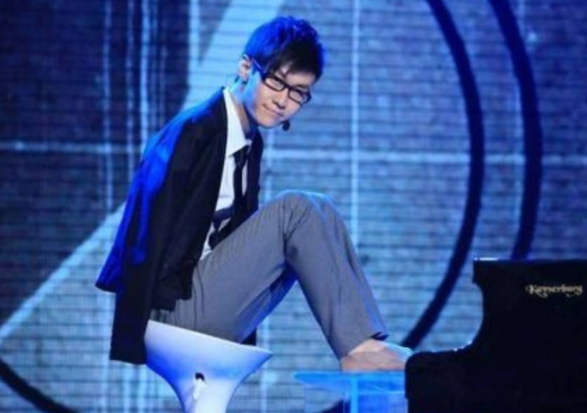 2008年，北京一无臂小伙用双脚弹钢琴火爆全网，成名后却选择退隐