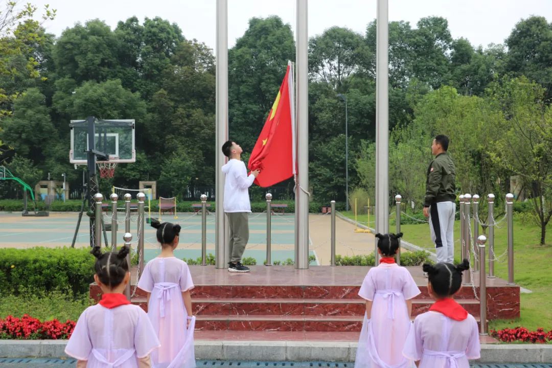 成都市双流区实验小学外国语学校举行月季花中队升旗仪式