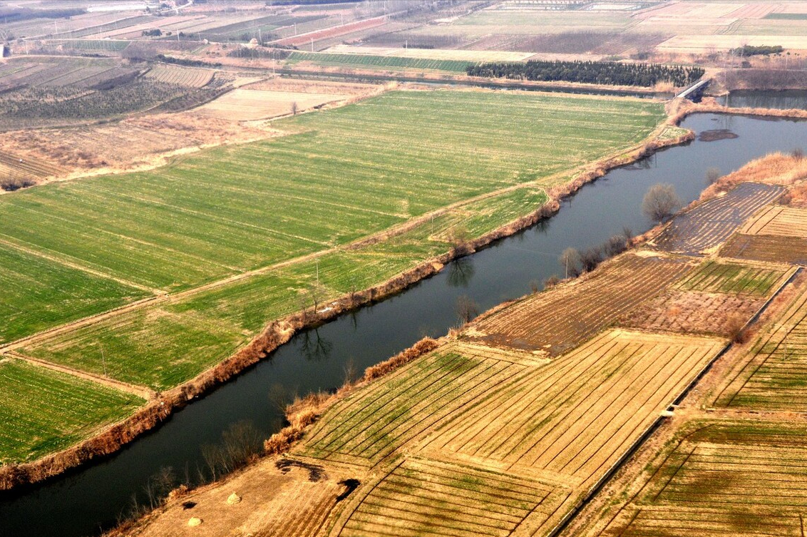 土地补偿款应归村集体所有还是归土地承包权人所有？