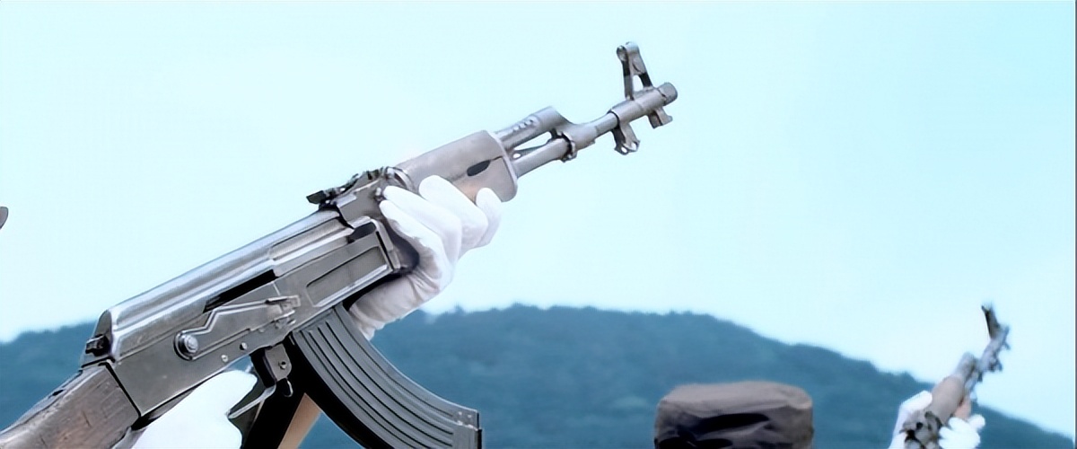 吴京硬汉枪战动作片《战狼》武器解析盘点