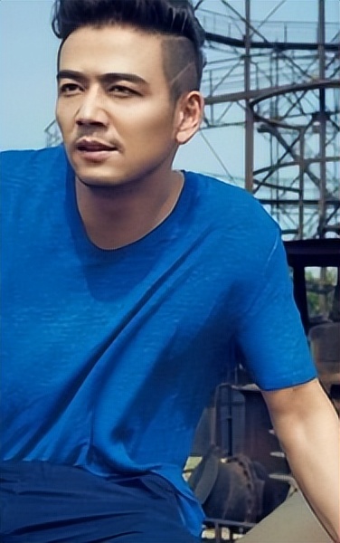 杨烁：从红极一时到被万人嘲讽，成也“小包总”，败也“小包总”