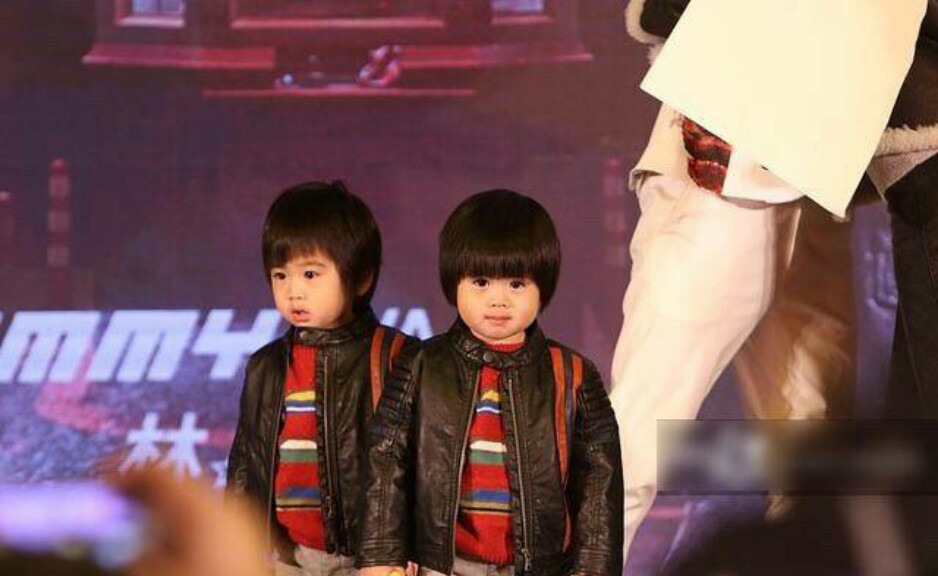 林志颖回母校庆祝出道30周年，学弟学妹们伴舞，站满楼道人气超高