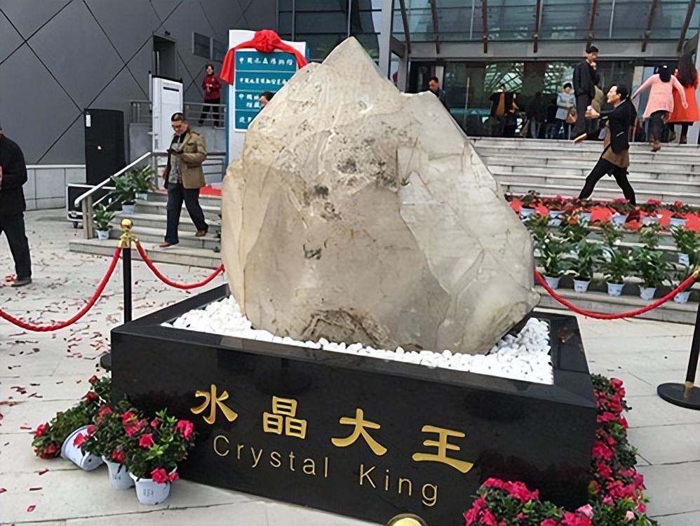 1976年毛主席逝世，华国锋召开紧急会议：有三个问题急需解决