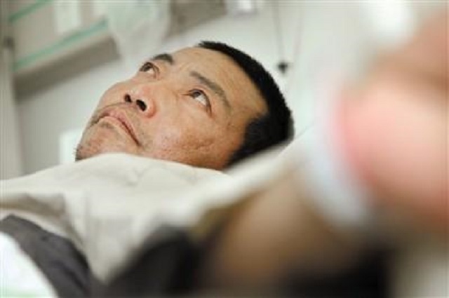 河北硬汉郑艳良，为省下百万医疗费用，忍着疼痛锯断双腿求生