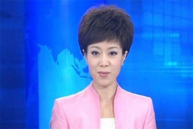 48岁央视主持李文静，戴假发10多年，与老公一直坚持成为丁克一族