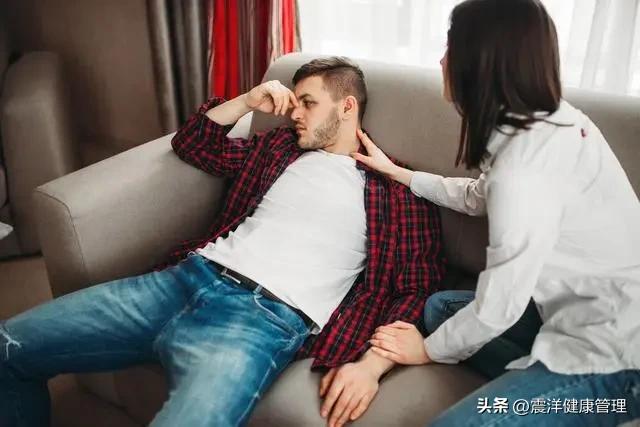 男人只喜欢接吻是怎么回事(为什么大多数男人喜欢在晚上亲热?女人都应该知道的真相)