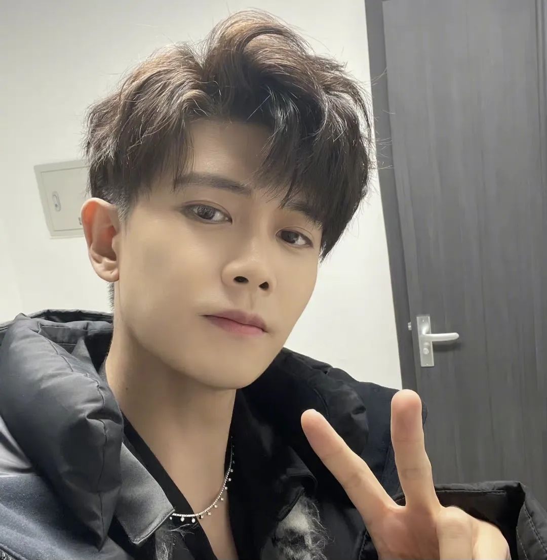 赵丽颖冯绍峰复合了？任嘉伦得罪平台被除名？