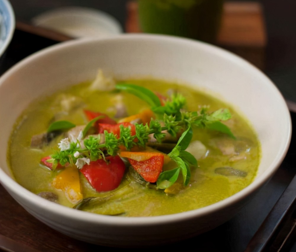 绿色芒果沙拉 (som tam):是泰国传统的凉拌食品,以青木瓜,芒果,辣椒