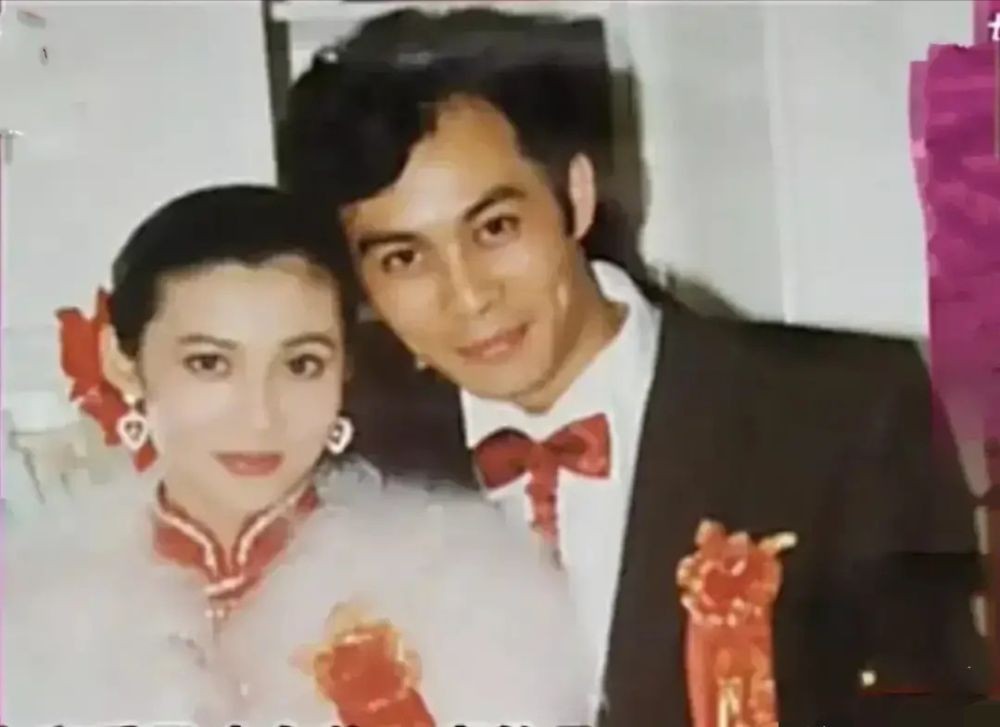 6位娱圈明星夫妻，从校服到婚纱，个个娶初恋，在一起最长40年