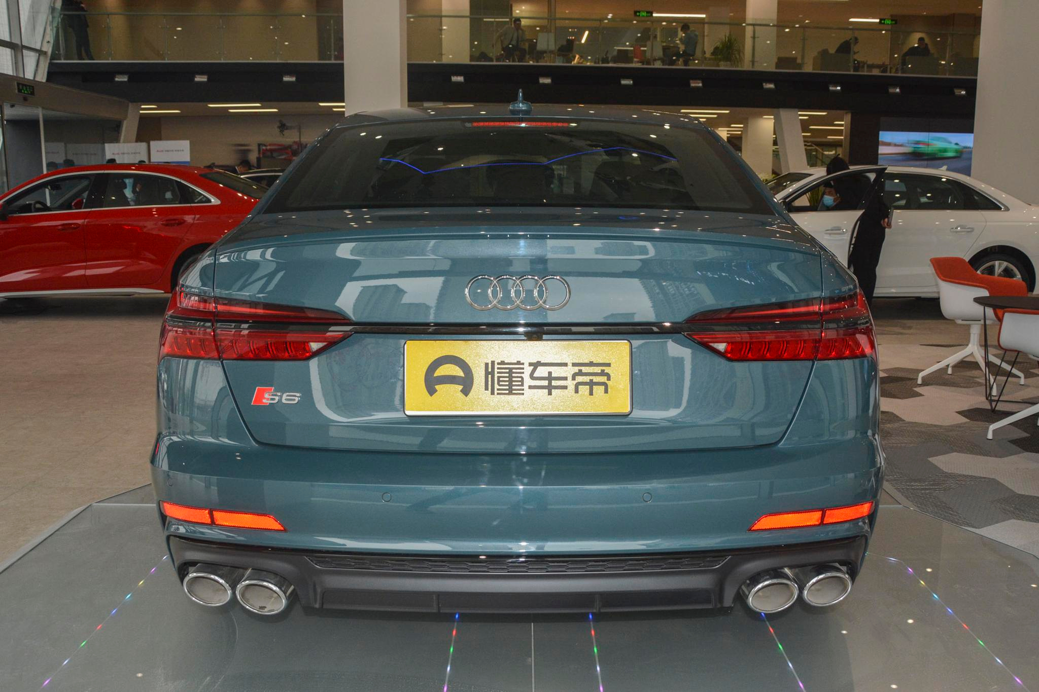 搭载48V轻混系统，零百加速4.5s，油耗低至9.1L，驾驶体验奥迪S6