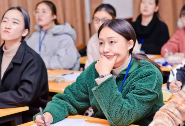 武大附属中学高薪聘老师，待遇优厚有编制，不比深圳中学教师差
