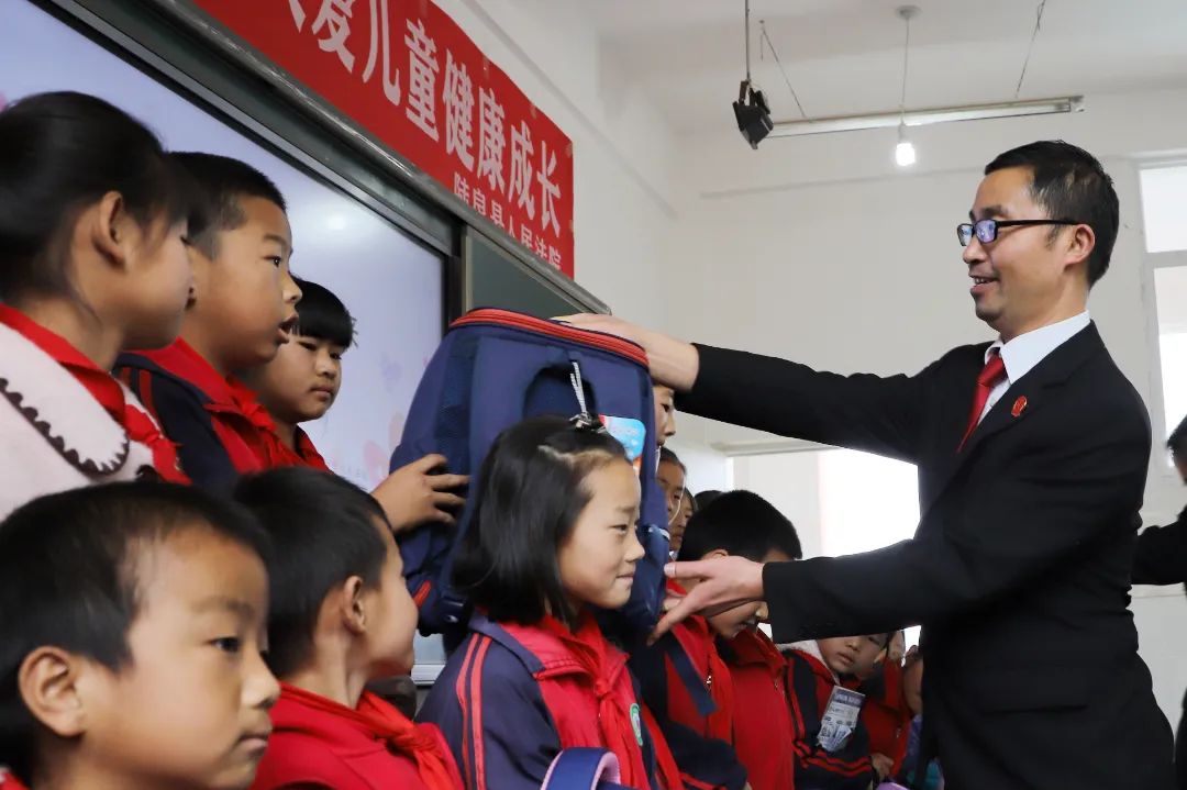 【六一特辑】点亮六一 共护未来 陆良法院送法进校园
