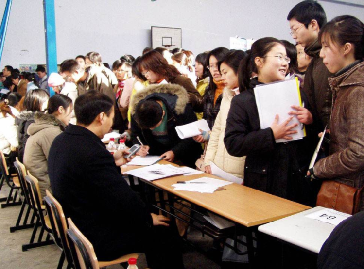 女大学生创业失败住桥洞，寒风中不忘学习，但小细节“出卖”了她