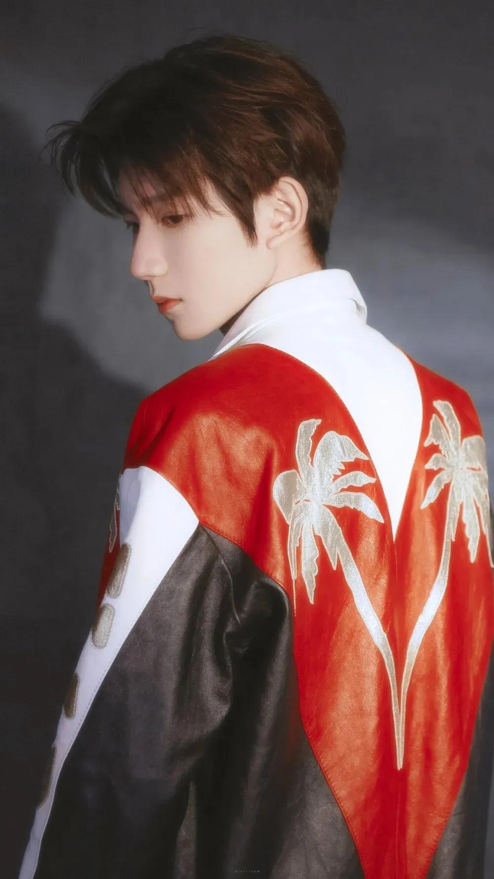 王俊凯易烊千玺王源高清壁纸，哪张壁纸最好看呢