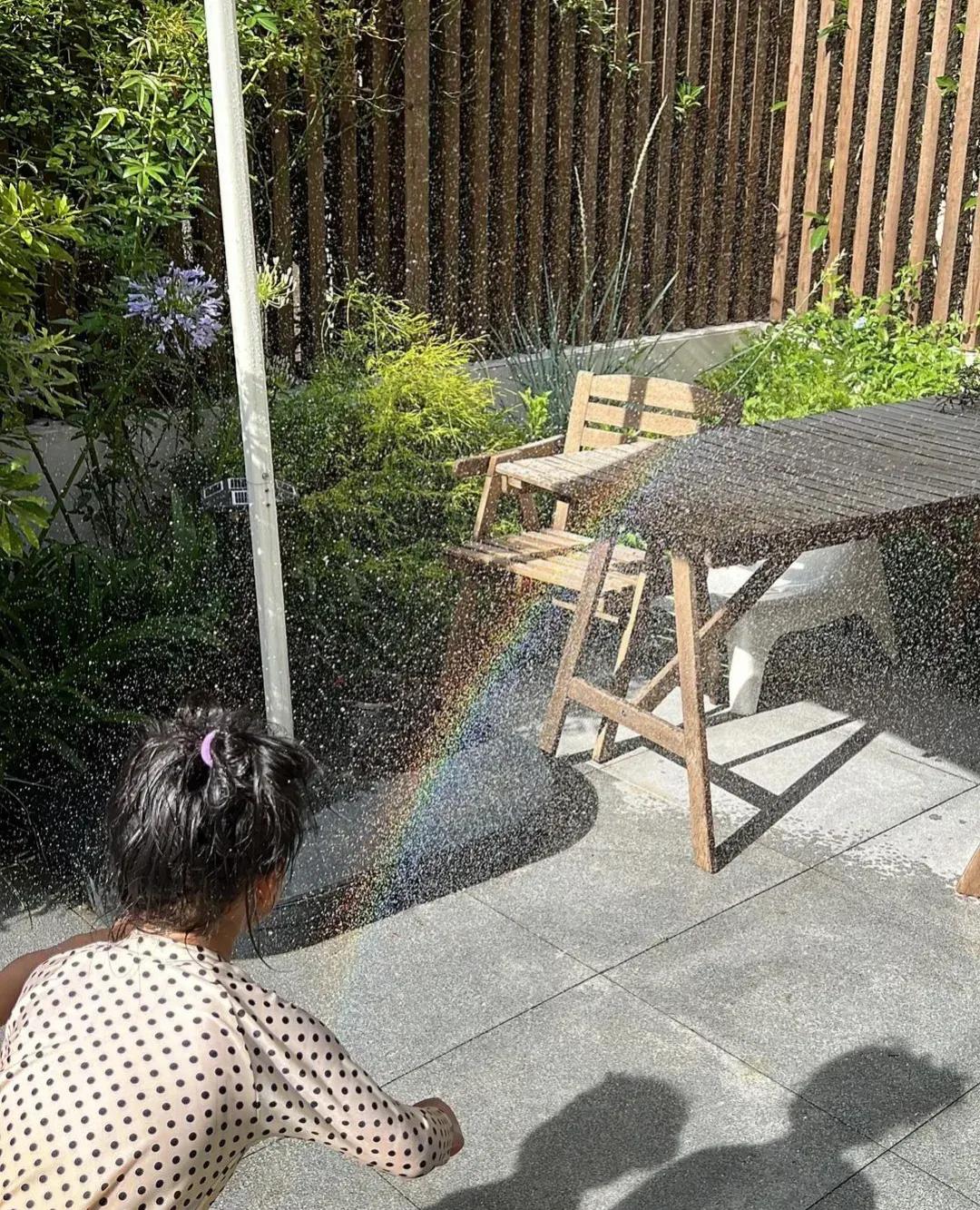 陈赫家俩女儿长大，夏日豪宅内玩水