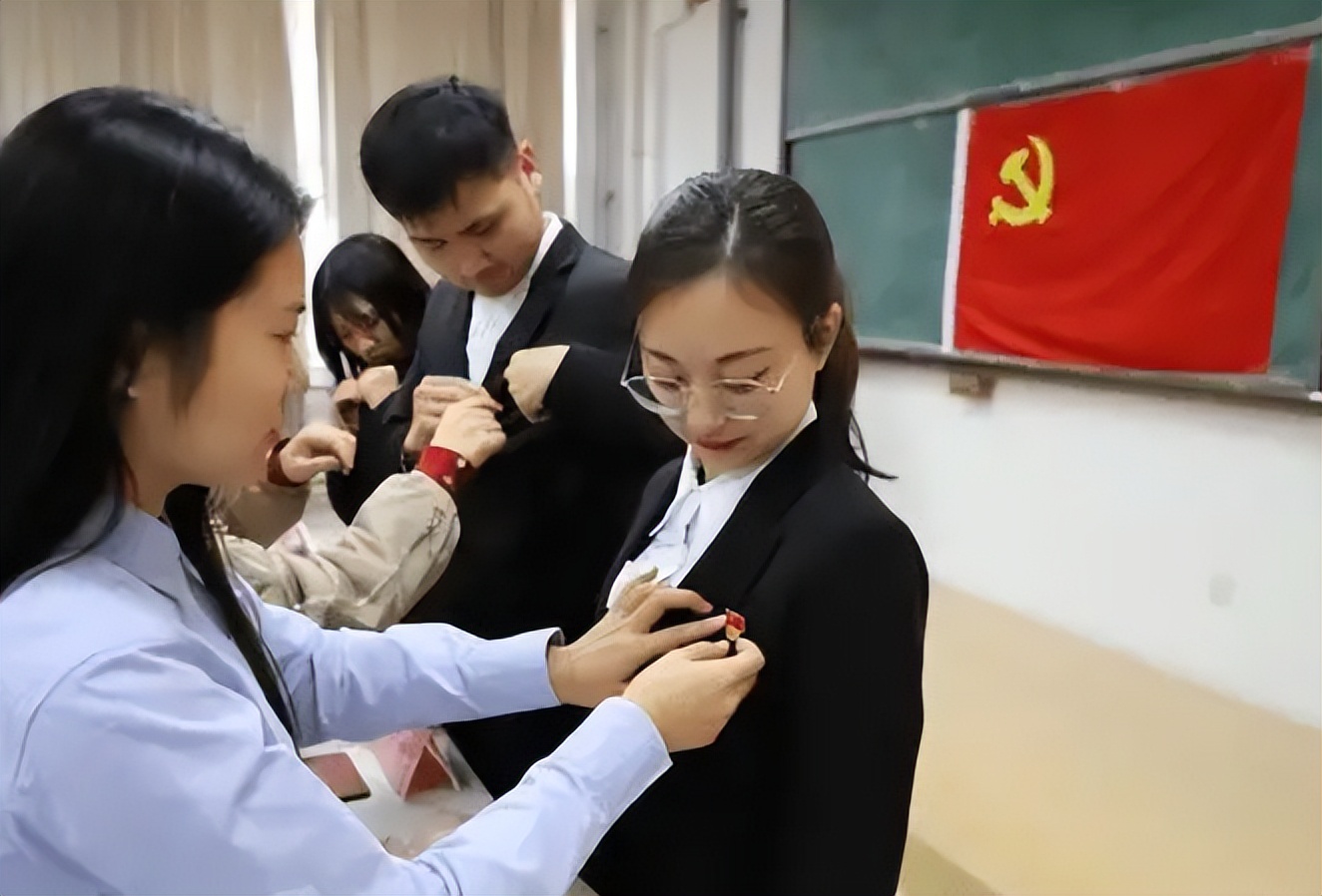 铁路集团公开招聘正式工，月收入8000左右，4类毕业生更容易上岸