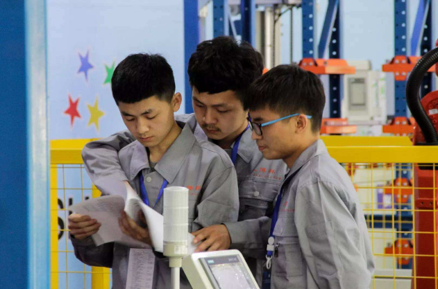 大一和大四对比照走红，男生比女生更亮眼，网友直言不敢相信