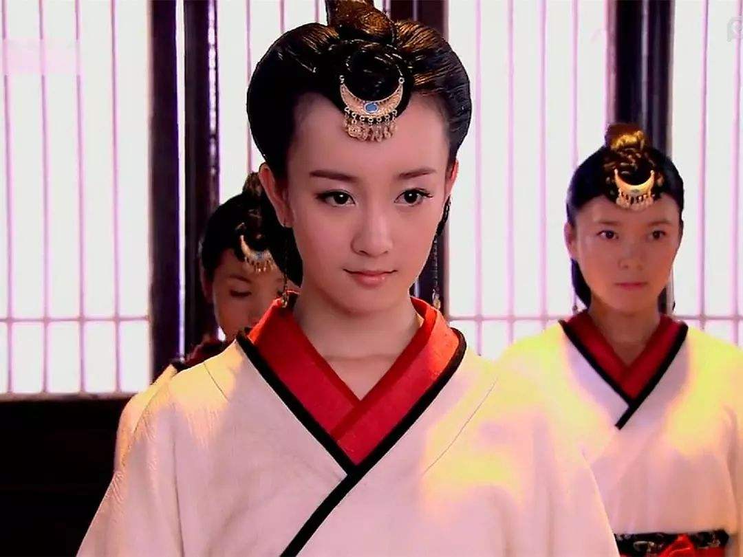 过气女明星窘况：街头卖唱、破产、卑微求工作，风光不再