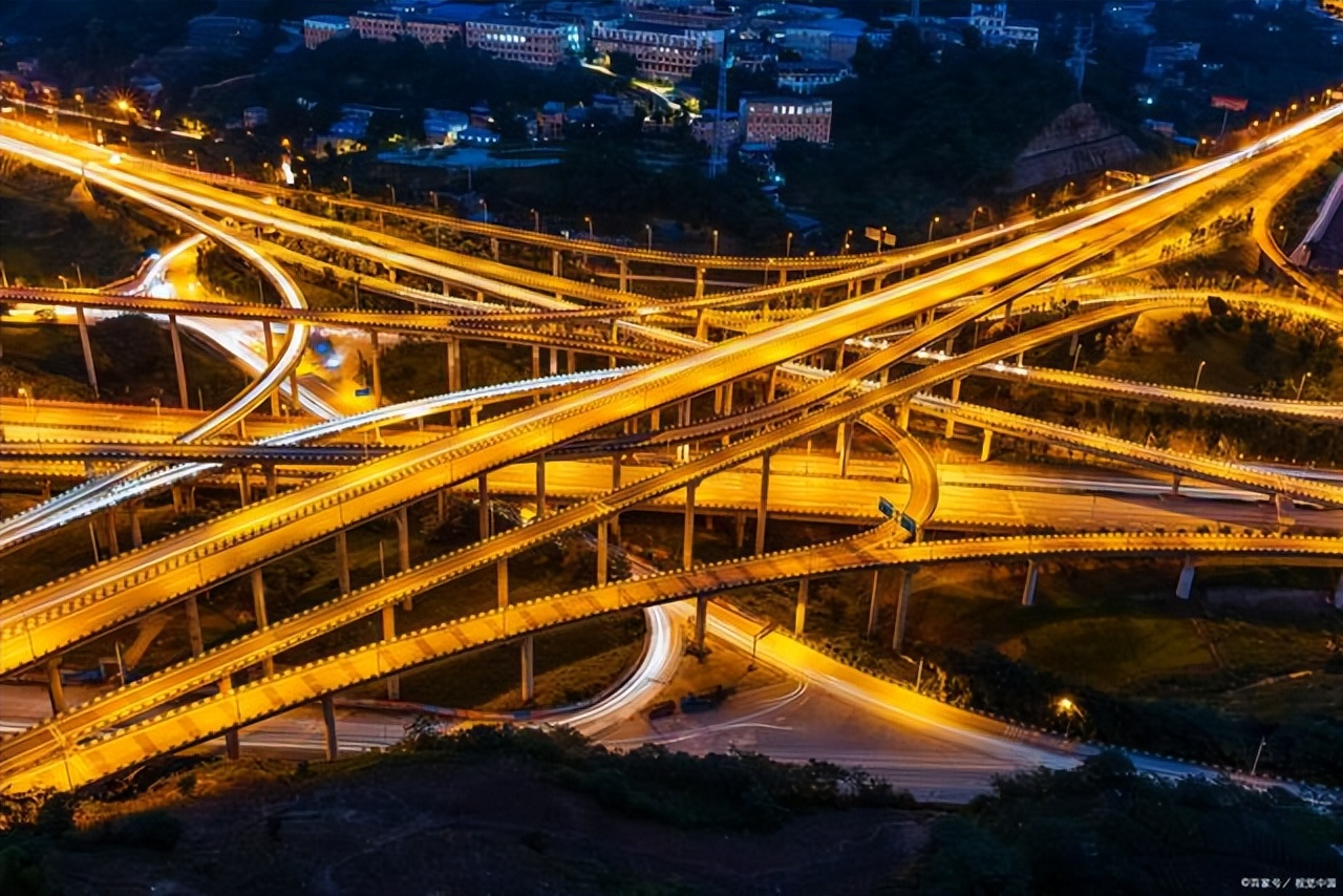 因独特的地形地貌深受游客的喜爱,是一座典型的网红城市,道路交通因