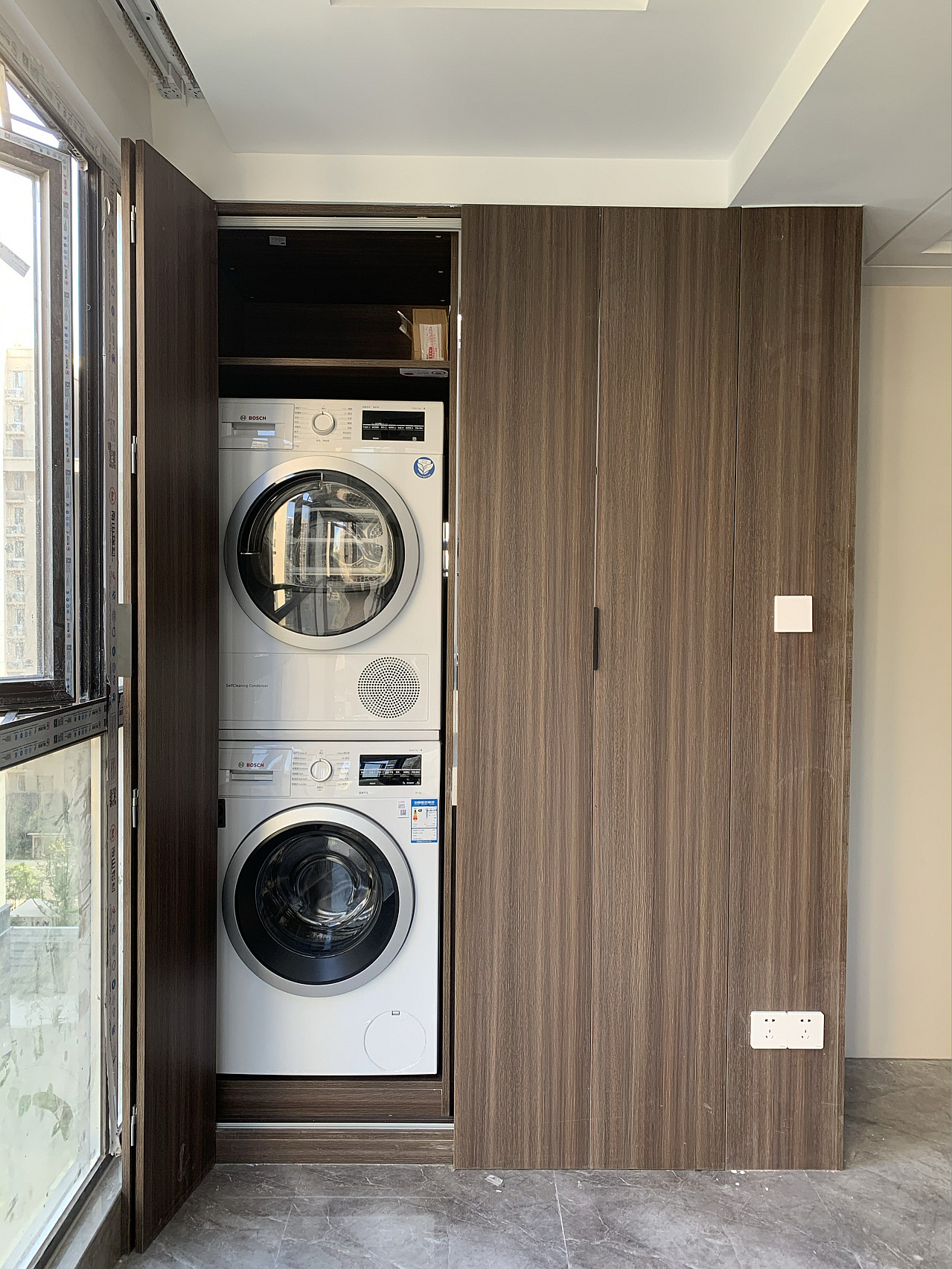 阳台把洗衣机藏进柜子里