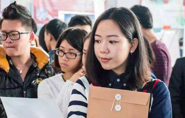 大学里4大“坑人”专业，热门只是假象，实际上就业率很低