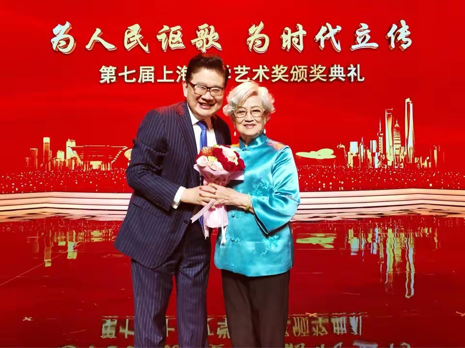 94岁“林妹妹”优雅老去，一头银发配一身唐装，气质依然优雅高贵