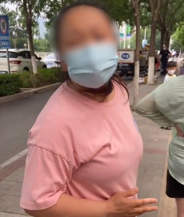 北京一女子排队做核酸，被前面大姐扇巴掌，还叫嚣：不怕