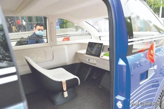 中国首辆纯太阳能汽车亮相，网友态度两级，是新突破还是样子货？