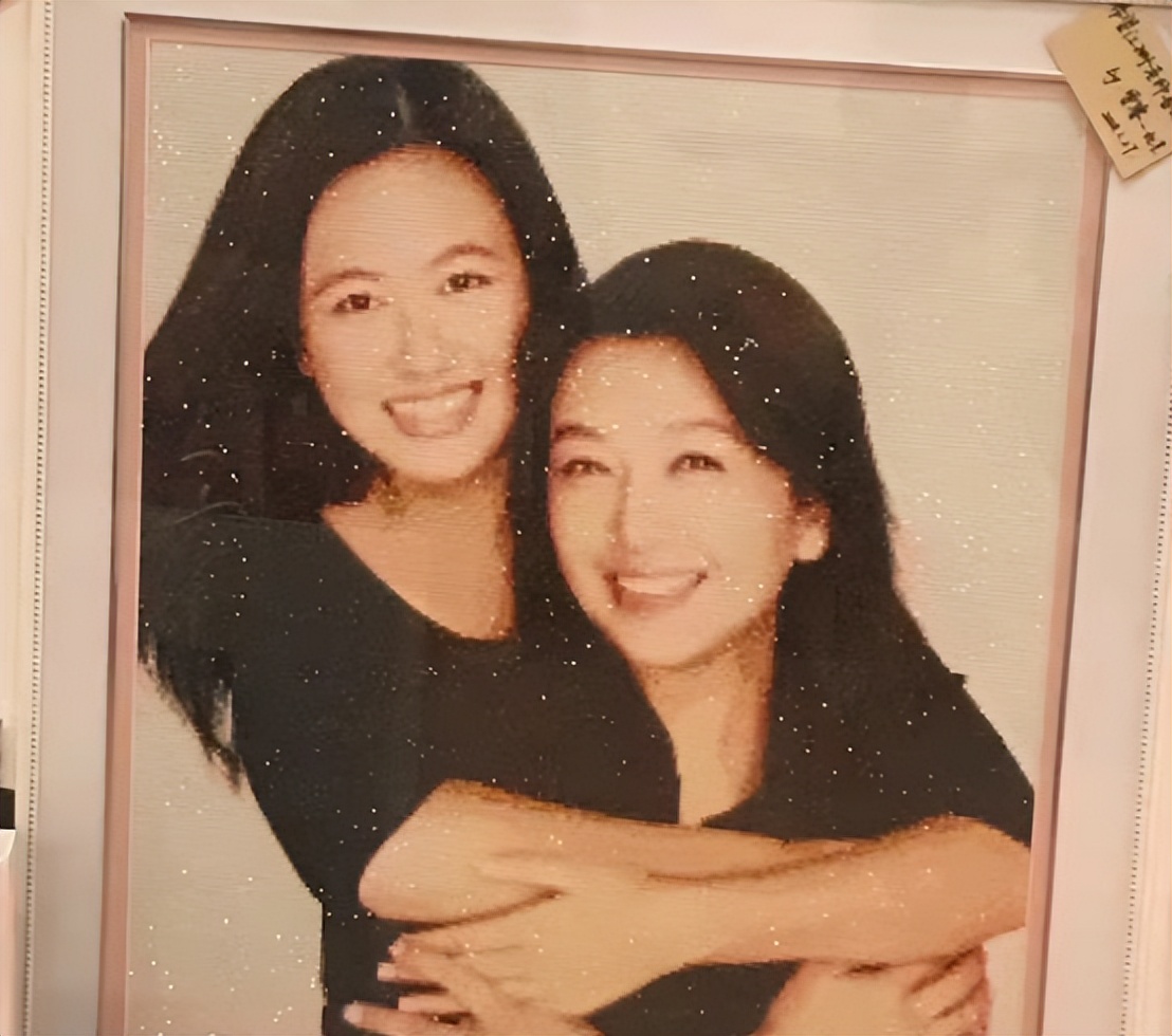 54岁江珊双手挽吴刚手臂，动作亲密被指不合适，与靳东分手后隐婚