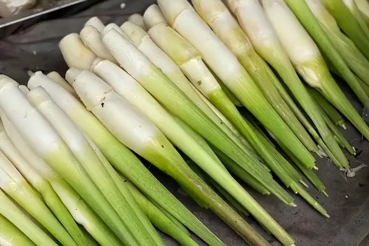 茭白在我的家乡这边多叫它"高笋",有些地方也叫它菰笋,茭笋,茭瓜,菰菜