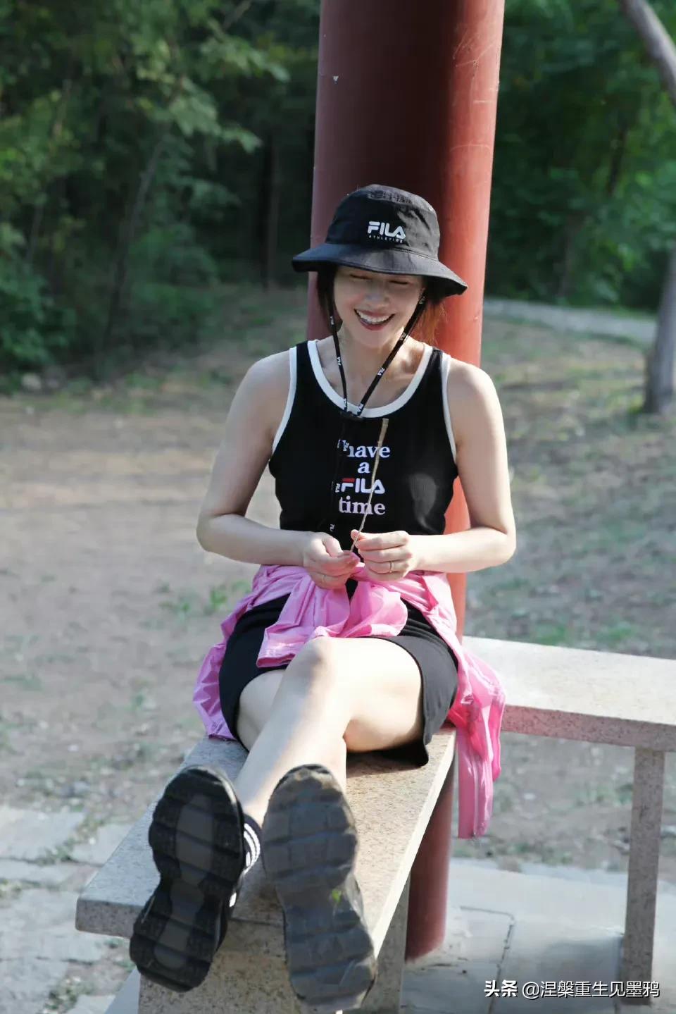 高圆圆爬山随拍照，女神姐姐穿着运动装，面色红润，状态不错