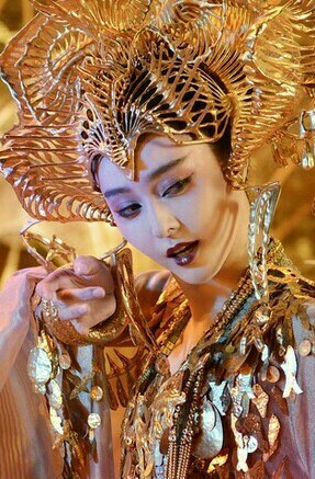 范冰冰在2016年版本《封神传奇》中一人出演两个苏妲己,一个专注于搞