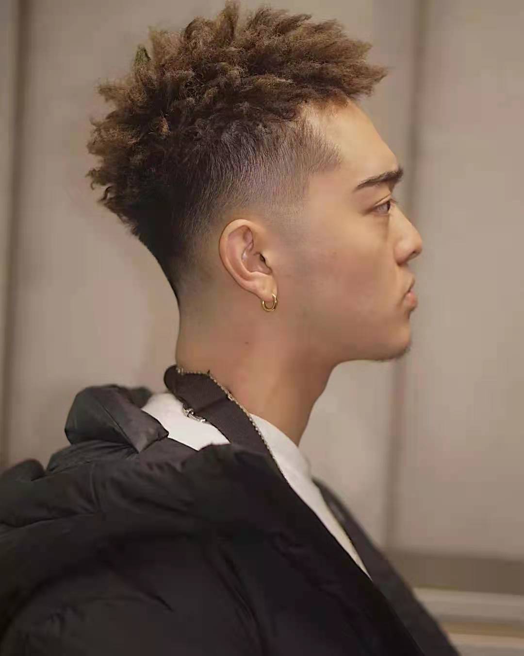 两边剃光中间留长的发型，有人叫三面光，有人叫铲青，有啥区别？
