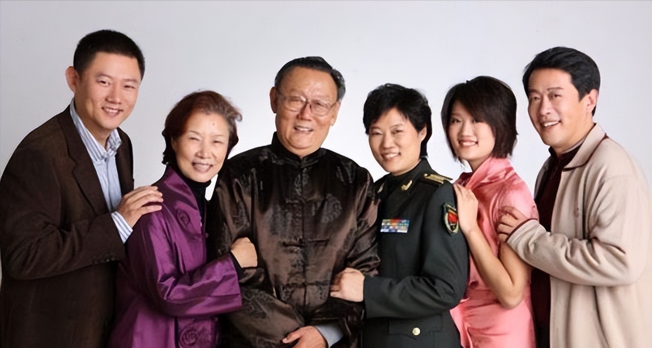 有人选择在娱乐圈硬混，有人选择保家卫国，同是星二代差距还挺大