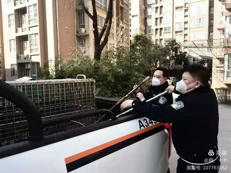 西安市公安局灞桥分局：文明养犬“不掉链”