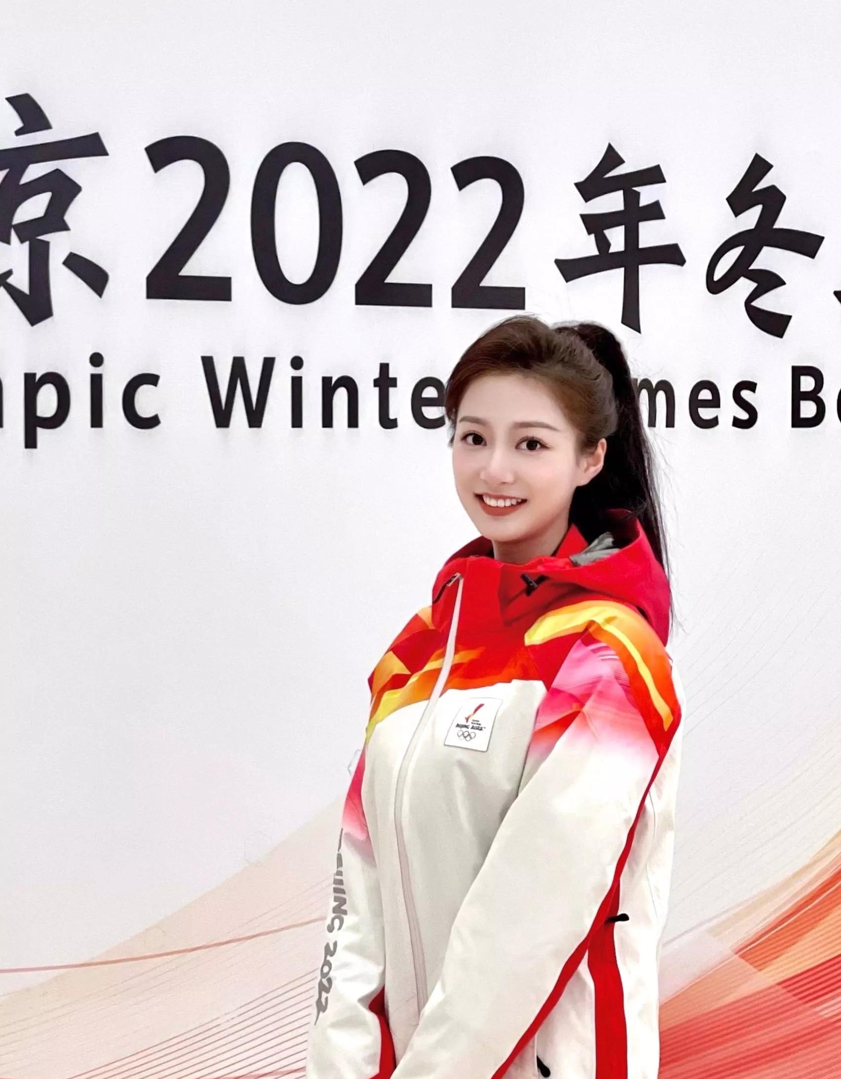 中传媒“校花”冯琳，成为冬奥会播报员，现场照片太美了