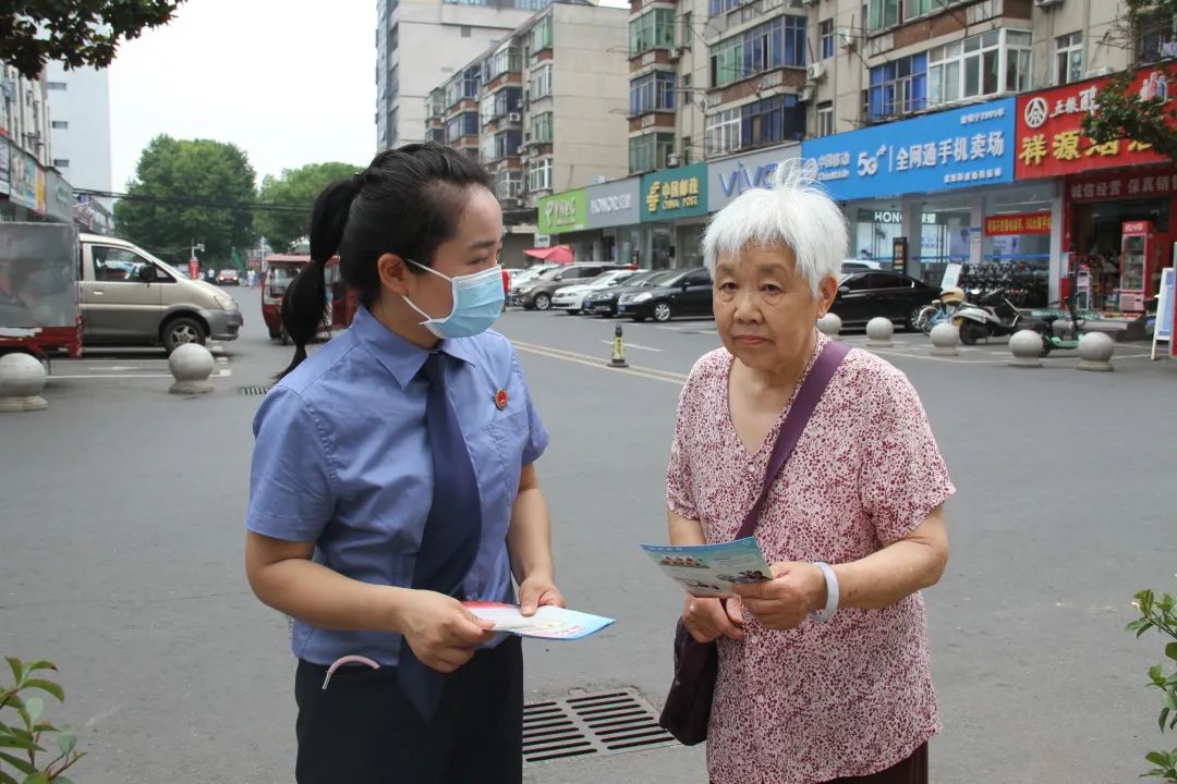 下基层察民情解民忧暖民心丨《反有组织犯罪法》专题宣传进社区