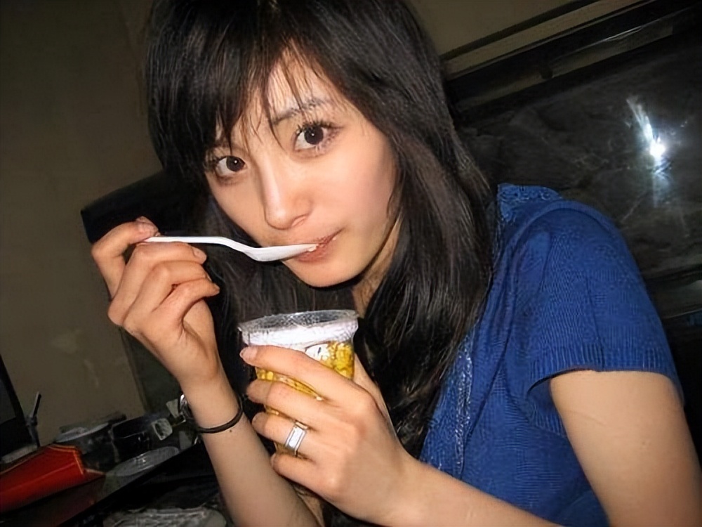 女明星十几岁的“少女之美”，干净清淡、浑然天成，我出不去了
