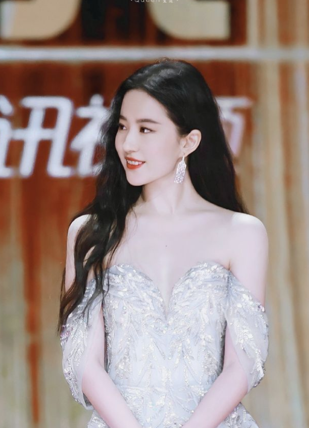 刘亦菲 公主裙的小姐姐，真的很美