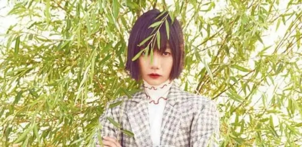 她曾得到王家卫的青睐，凭借“尺度片”一脱成名，如今42岁仍单身