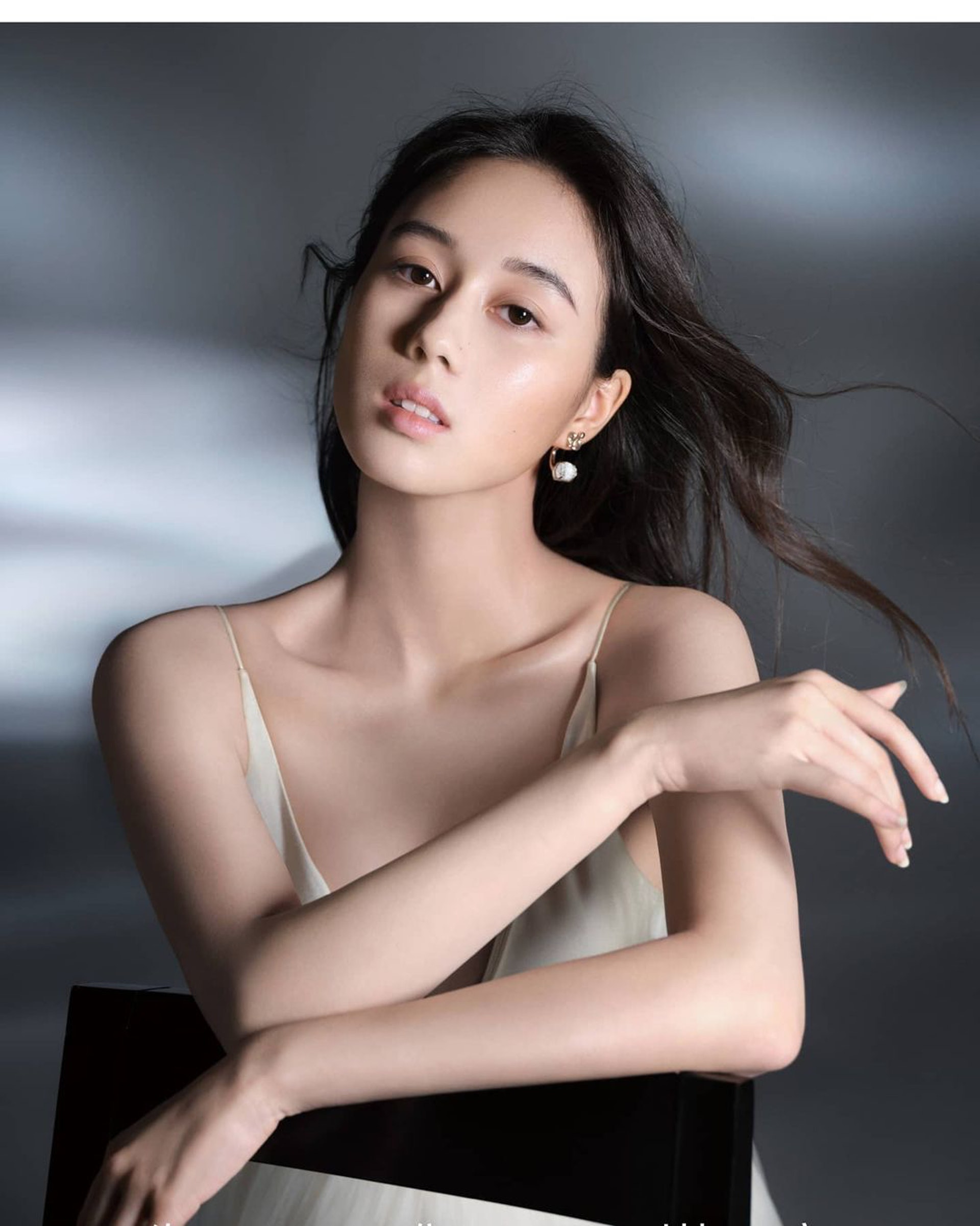 赌王千金何超欣穿汉服拍摄清华毕业照古装造型被赞像小龙女